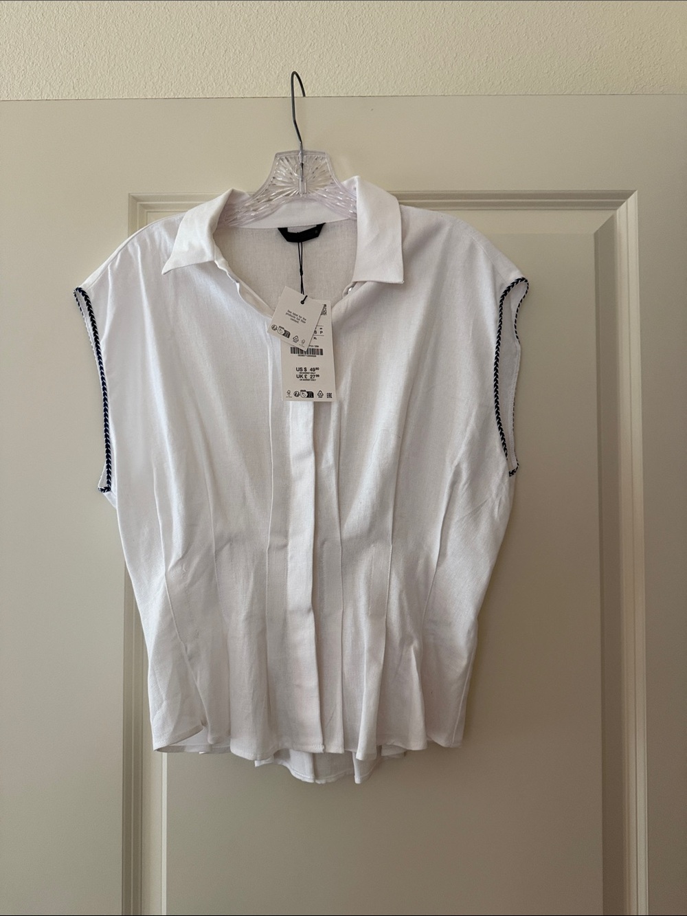 Zara White Sleeveless Button-Down Top with Navy Trim (arrive with a half button)